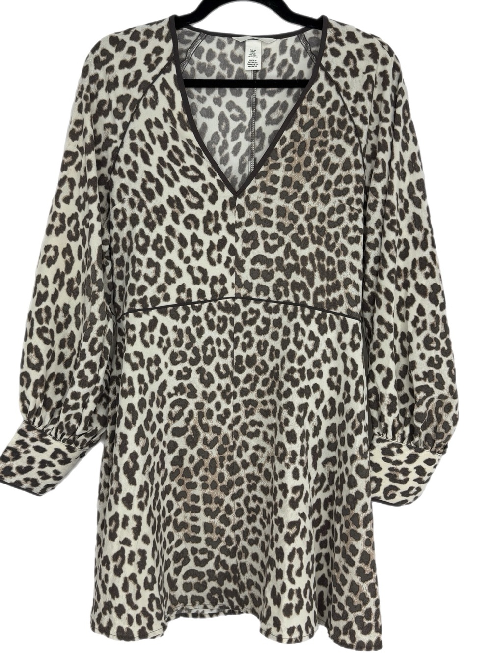 Leopard print mini dress with long sleeves and V-neckline XS